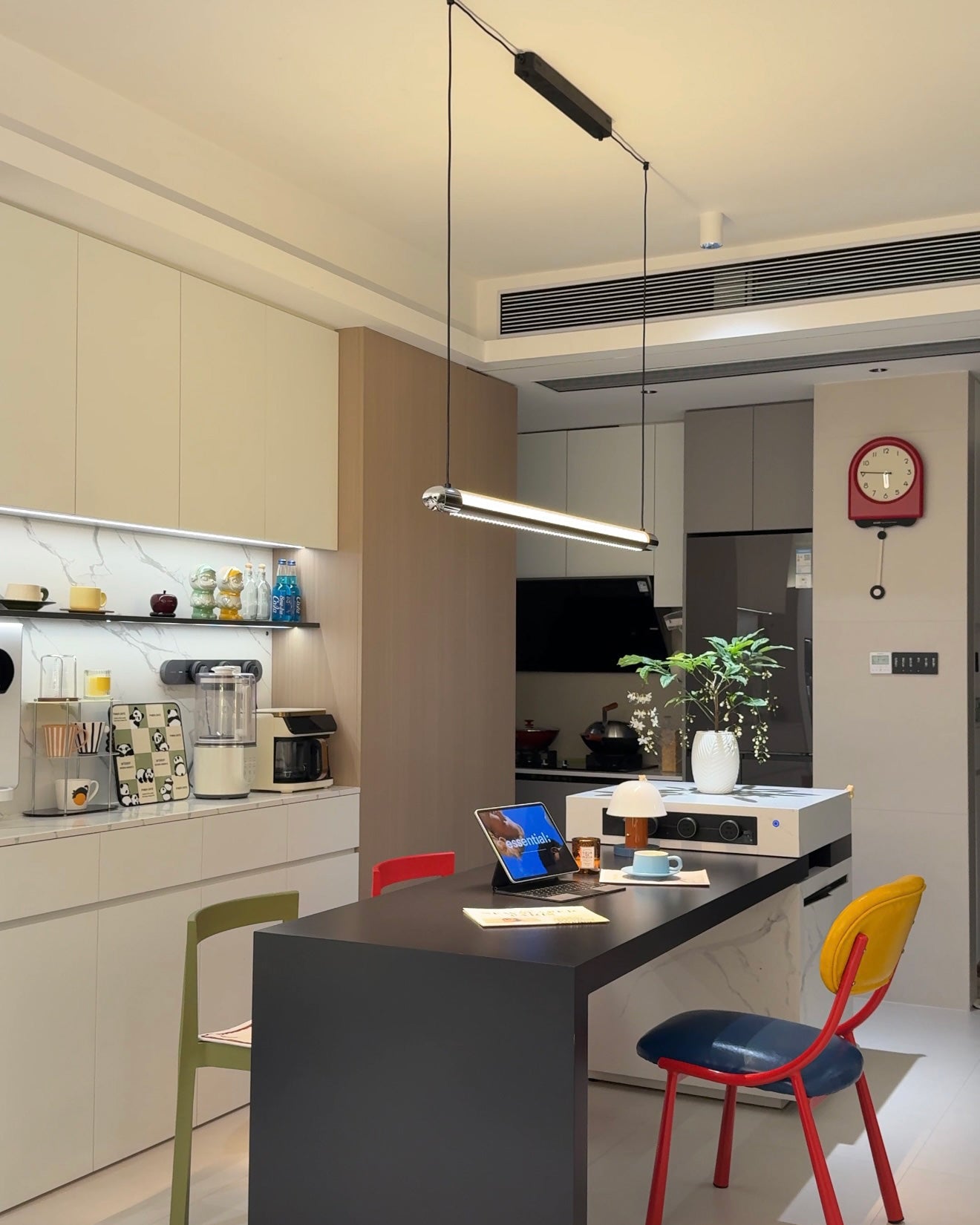 Catherine | Black Linear Pendant